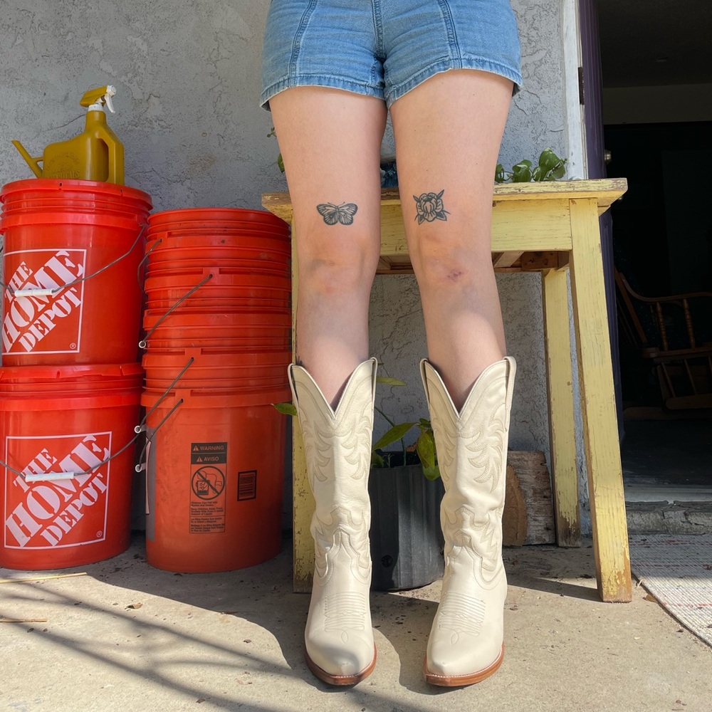 Tecova’s “The Annie” White Cowgirl Boots